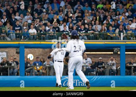April 2011 - Milwaukee, WI. Miller Park. Milwaukee Brewers Brandon Boggs #12 macht den Fang im richtigen Feld für das Out. Milwaukee Brewers gewann die Houston Astros mit 4:1. Mike McGinnis / CSM(Credit Image: © Mike McGinnis/Cal Sport Media/ZUMAPRESS.com) Stockfoto