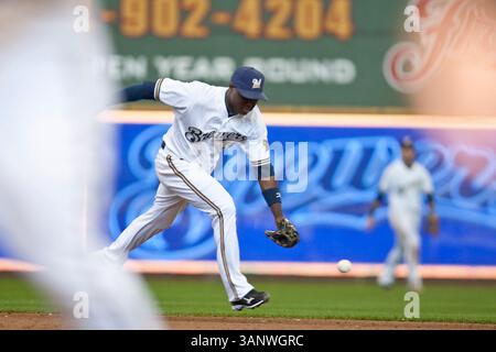April 2011 - Milwaukee, WI. Miller Park..Milwaukee Brewers Yuniesky Betancourt #3 kann diesen Ball nicht in die Lücke schlagen..Milwaukee Brewers gewann die Houston Astros mit 4:1..Mike McGinnis / CSM(Credit Image: © Mike McGinnis/Cal Sport Media/ZUMAPRESS.com) Stockfoto