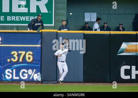 April 2011 - Milwaukee, WI. Miller Park..Milwaukee Brewers Ryan Braun #8 macht den Fang im linken Feld für das Out..Milwaukee Brewers gewann den Houston Astros mit 4:1..Mike McGinnis / CSM(Credit Image: © Mike McGinnis/Cal Sport Media/ZUMAPRESS.com) Stockfoto