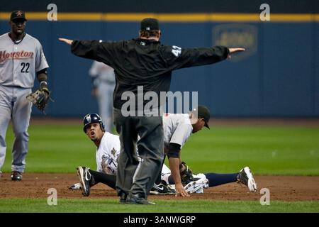 April 2011 - Milwaukee, WI. Miller Park. Milwaukee Brewers Carlos Gomez #27 stiehlt die zweite Basis sicher. Milwaukee Brewers gewann die Houston Astros mit 4:1. Mike McGinnis / CSM(Credit Image: © Mike McGinnis/Cal Sport Media/ZUMAPRESS.com) Stockfoto