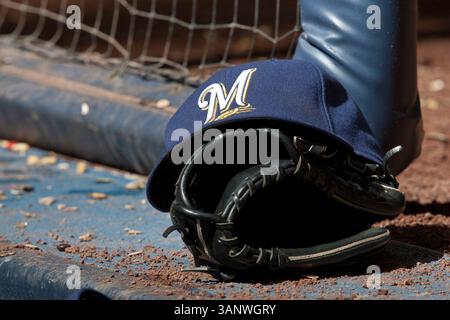 April 2011 - Milwaukee, WI. Miller Park. Milwaukee Brewers Mütze und Handschuh. Milwaukee Brewers gewann die Houston Astros mit 4:1. Mike McGinnis / CSM(Credit Image: © Mike McGinnis/Cal Sport Media/ZUMAPRESS.com) Stockfoto