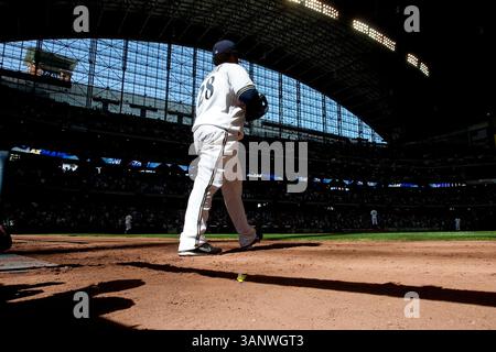 April 2011 - Milwaukee, WI. Miller Park. Milwaukee Brewers Prince Fielder #28 erobert das Feld für die Spitze des neunten Inning. Milwaukee Brewers gewann die Houston Astros mit 4:1. Mike McGinnis / CSM(Credit Image: © Mike McGinnis/Cal Sport Media/ZUMAPRESS.com) Stockfoto