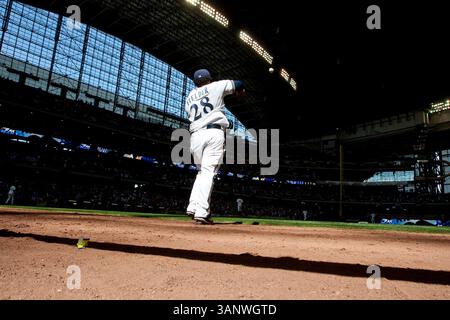 April 2011 - Milwaukee, WI. Miller Park. Milwaukee Brewers Prince Fielder #28 erobert das Feld für die Spitze des neunten Inning. Milwaukee Brewers gewann die Houston Astros mit 4:1. Mike McGinnis / CSM(Credit Image: © Mike McGinnis/Cal Sport Media/ZUMAPRESS.com) Stockfoto
