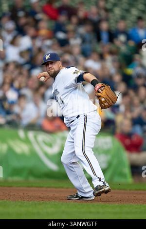 April 2011 - Milwaukee, WI. Miller Park..Milwaukee Brewers Casey McGehee #14 macht den schnellen Wurf zur ersten Basis für das Out..Milwaukee Brewers gewann die Houston Astros mit 4:1..Mike McGinnis / CSM(Credit Image: © Mike McGinnis/Cal Sport Media/ZUMAPRESS.com) Stockfoto