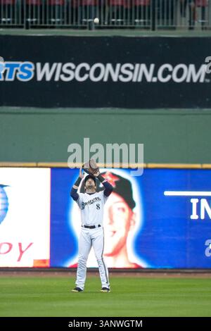 April 2011 - Milwaukee, WI. Miller Park..Milwaukee Brewers Ryan Braun #8 macht den Fang im linken Feld für das Out..Milwaukee Brewers gewann den Houston Astros mit 4:1..Mike McGinnis / CSM(Credit Image: © Mike McGinnis/Cal Sport Media/ZUMAPRESS.com) Stockfoto