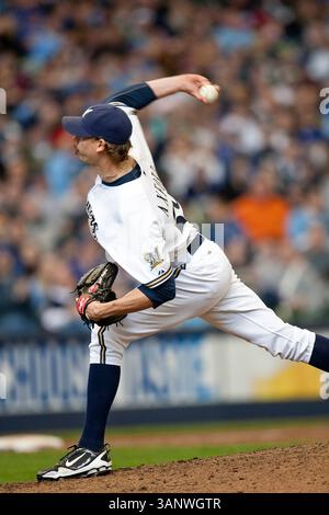 April 2011 - Milwaukee, WI. Miller Park..Milwaukee Brewers John Axford #59 kam heute zu seinem 4-mal-Rennen der Saison..Milwaukee Brewers gewann die Houston Astros mit 4:1..Mike McGinnis / CSM(Credit Image: © Mike McGinnis/Cal Sport Media/ZUMAPRESS.com) Stockfoto