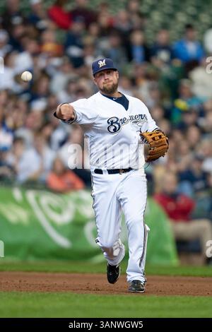 April 2011 - Milwaukee, WI. Miller Park..Milwaukee Brewers Casey McGehee #14 macht den schnellen Wurf zur ersten Basis für das Out..Milwaukee Brewers gewann die Houston Astros mit 4:1..Mike McGinnis / CSM(Credit Image: © Mike McGinnis/Cal Sport Media/ZUMAPRESS.com) Stockfoto