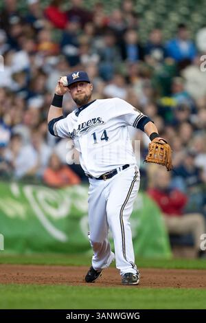 April 2011 - Milwaukee, WI. Miller Park..Milwaukee Brewers Casey McGehee #14 macht den schnellen Wurf zur ersten Basis für das Out..Milwaukee Brewers gewann die Houston Astros mit 4:1..Mike McGinnis / CSM(Credit Image: © Mike McGinnis/Cal Sport Media/ZUMAPRESS.com) Stockfoto