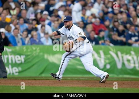 April 2011 - Milwaukee, WI. Miller Park..Milwaukee Brewers Casey McGehee #14 läuft einen Bodenball..Milwaukee Brewers gewann die Houston Astros mit 4:1..Mike McGinnis / CSM(Credit Image: © Mike McGinnis/Cal Sport Media/ZUMAPRESS.com) Stockfoto