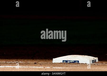 April 2011 - Milwaukee, WI. Miller Park Milwaukee Brewers erste Basis Milwaukee Brewers gewann die Houston Astros mit 4:1. Mike McGinnis / CSM(Credit Image: © Mike McGinnis/Cal Sport Media/ZUMAPRESS.com) Stockfoto
