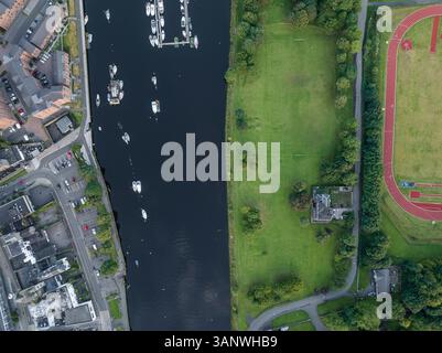 Luftaufnahme auf den Fluss Clyde mit Booten, Grün und Stadtlandschaft, Dumbarton, Großbritannien. Stockfoto