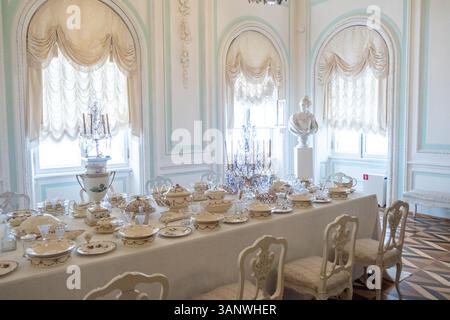 Eleganter Speisesaal im Schloss Peterhof mit exquisiter Tischgestaltung und Einrichtung Stockfoto