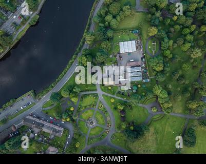 Aus der Vogelperspektive auf den Fluss Clyde, der durch einen wunderschönen Stadtpark mit Grün, Bäumen und Gebäuden fließt, Dumbarton, Großbritannien. Stockfoto