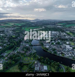Aus der Vogelperspektive auf den malerischen Fluss Clyde mit schöner Stadtlandschaft und Grün, Dumbarton, Großbritannien. Stockfoto