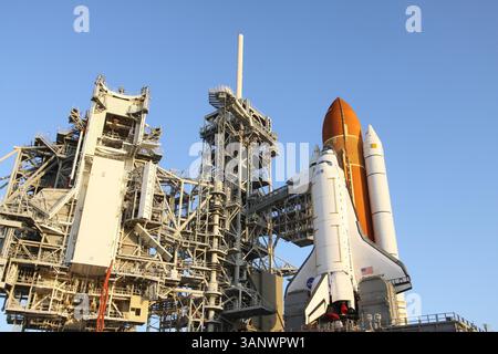 März 2011 - Cape Canaveral, Florida, USA - Endeavour at Daybreak. Die Crews transportieren die primäre Nutzlast für die STS-134-Mission Endeavour in den Payload Changeout Room auf Launch Pad 39A im Kennedy Space Center der NASA in Florida. Die drehbare Wartungsstruktur, die das Shuttle vor den Elementen schützt und Zugang zu seinen Komponenten bietet, ist offen, damit die Teams die vertikale Bewegung durchführen können. Das Space Shuttle Endeavour und seine Besatzung werden das Alpha-Magnetspektrometer und Ersatzteile liefern, einschließlich zwei S-Band-Kommunikationsantennen, einem Hochdruckgastank und zusätzlichem Ersatzteil Stockfoto