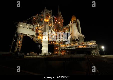 März 2011 - Cape Canaveral, Florida, USA - Late-Night-Lift. Das Alpha Magnetic Spectrometer-2 (AMS) und der Express Logistics Carrier-3 befinden sich in einem Nutzlastbehälter und kommen auf dem Launch Pad 39A zur Installation im Nutzlastbereich des Space Shuttle Endeavour an. Das Space Shuttle Endeavour und seine Crew werden während der 14-tägigen Mission das Alpha-Magnetspektrometer und Ersatzteile, einschließlich zwei S-Band-Kommunikationsantennen, einen Hochdruckgastank und zusätzliche Ersatzteile für Dextre liefern. Der Start ist für Freitag, den 29. April um 15:47 Uhr geplant (Bild: © Cory Huston/NASA/ZUMAPRESS.com) Stockfoto