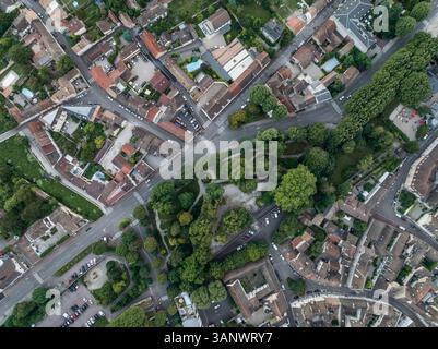 Blick aus der Vogelperspektive auf die malerische Altstadt mit wunderschönen Gebäuden, Straßen und Grün, Beaune, Frankreich. Stockfoto