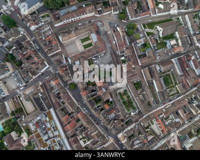 Blick aus der Vogelperspektive auf die malerische Altstadt mit bezaubernden Dächern und Grün, Beaune, Frankreich. Stockfoto