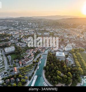 Blick aus der Vogelperspektive auf die wunderschöne historische Altstadt mit malerischem Fluss und pulsierenden Dächern, Annecy, Frankreich. Stockfoto