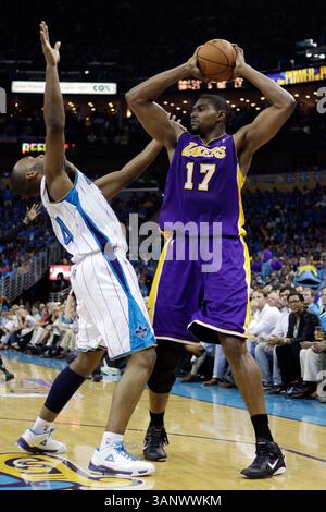 28. April 2011: Die Los Angeles Lakers stellen Andrew Bynum #17 in Spiel 6 des Viertelfinals der Western Conference zwischen den New Orleans Hornets und den Los Angeles Lakers in der New Orleans Arena in New Orleans, LA. (Bild: © Jonathan Bachman/Cal Sport Media/ZUMAPRESS.com) Stockfoto