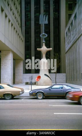 USA Mitte der 80er Jahre. Chicago – ursprünglich die 12 m hohe Skulptur Sonne, Mond und ein Stern von Joan Miro genannt. Chicago Downtown, Brunswick/Daley Plaza. Alte Autos vorne. Chicago Temple Building auf der rechten Seite. Stockfoto