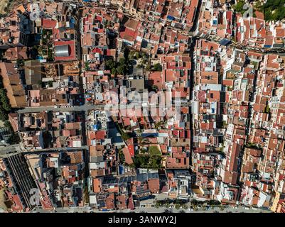 Blick aus der Vogelperspektive auf die Dächer der Stadt in Sitges, Katalonien, Spanien. Stockfoto