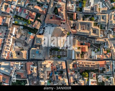 Aus der Vogelperspektive auf die historische Altstadt mit mittelalterlichen Steinbauten, San Clemente, Cuenca, Spanien. Stockfoto