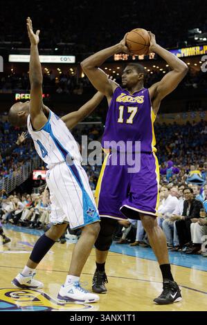28. April 2011: Die Los Angeles Lakers stellen Andrew Bynum #17 in Spiel 6 des Viertelfinals der Western Conference zwischen den New Orleans Hornets und den Los Angeles Lakers in der New Orleans Arena in New Orleans, LA. (Bild: © Jonathan Bachman/Cal Sport Media/ZUMAPRESS.com) Stockfoto
