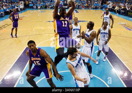 28. April 2011: Andrew Bynum, der Platz 17 der Los Angeles Lakers, erzielt beim 6. Spiel des Viertelfinals der Western Conference zwischen den New Orleans Hornets und den Los Angeles Lakers in der New Orleans Arena in New Orleans, LA. (Bild: © Jonathan Bachman/Cal Sport Media/ZUMAPRESS.com) Stockfoto