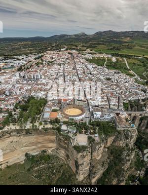 Blick aus der Vogelperspektive auf die historische mittelalterliche Stadt mit alten Steinbauten, Ronda, Andalusien, Spanien. Stockfoto