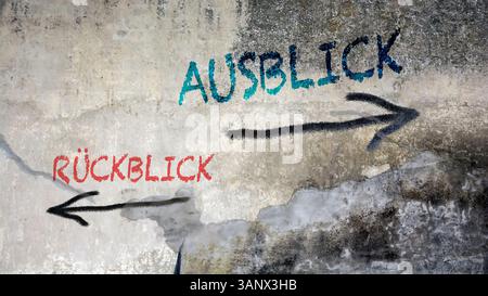 Ein Bild mit einem Wegweiser, der in zwei verschiedene Richtungen auf Deutsch zeigt. Eine Richtung weist auf Ausblick, die andere auf Rückblick Stockfoto