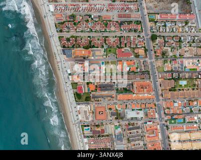 Blick aus der Vogelperspektive auf den wunderschönen Strand von Orpesa, Oropesa del Mar, Castellon, Spanien. Stockfoto