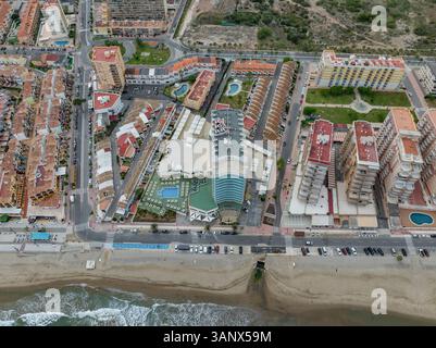 Blick aus der Vogelperspektive auf den Strand von Orpesa, Oropesa del Mar, Castellon, Spanien. Stockfoto