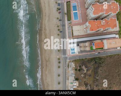 Aus der Vogelperspektive auf die wunderschöne Küstenstadt Oropesa del Mar, Castellon, Spanien. Stockfoto