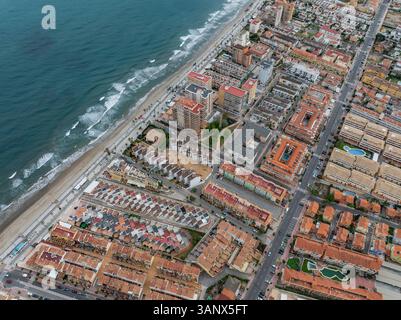 Blick aus der Vogelperspektive auf den Strand von Orpesa, Oropesa del Mar, Castellon, Spanien. Stockfoto