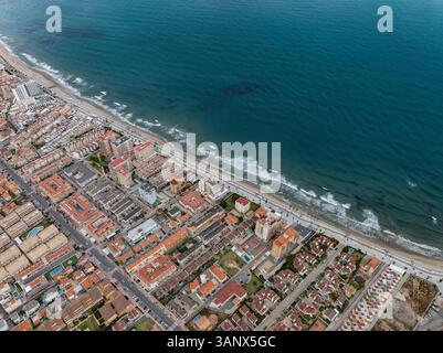 Blick aus der Vogelperspektive auf den Strand von Orpesa, Oropesa del Mar, Castellon, Spanien. Stockfoto