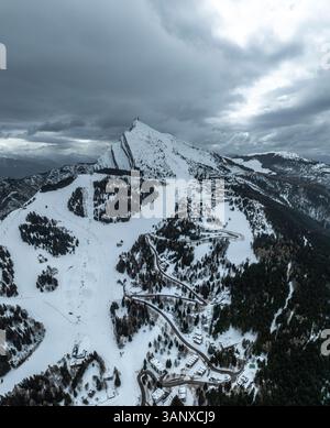 Aus der Vogelperspektive auf den Berg Boldone und den Gipfel Palon in der italienischen Trentino-Region, mit einer atemberaubenden Kulisse der Alpen und Dolomiten. Stockfoto