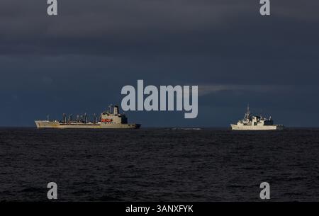 HMCS Halifax ist dabei, Kraftstoff vom Ölkühler der Henry-J-Kaiser-Klasse nachzufüllen Stockfoto
