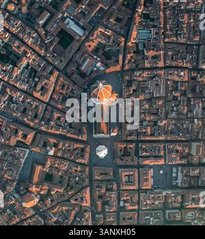 Panoramablick auf die Kathedrale Santa Maria del Fiore und das Baptisterium St. John, eine gotische Kirche in der Innenstadt von Florenz bei Sonnenuntergang, Stockfoto