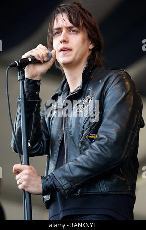 7. Mai 2011: Leadsänger Julian Casablancas von The Strokes tritt während des New Orleans Jazz and Heritage Festivals auf dem Messegelände in New Orleans, LA, auf. (Bild: © Jonathan Bachman/Cal Sport Media/ZUMAPRESS.com) Stockfoto