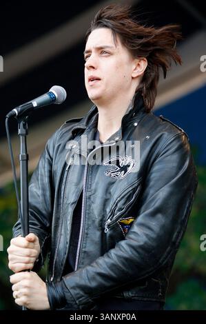 7. Mai 2011: Leadsänger Julian Casablancas von The Strokes tritt während des New Orleans Jazz and Heritage Festivals auf dem Messegelände in New Orleans, LA, auf. (Bild: © Jonathan Bachman/Cal Sport Media/ZUMAPRESS.com) Stockfoto