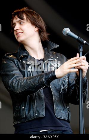 7. Mai 2011: Leadsänger Julian Casablancas von The Strokes tritt während des New Orleans Jazz and Heritage Festivals auf dem Messegelände in New Orleans, LA, auf. (Bild: © Jonathan Bachman/Cal Sport Media/ZUMAPRESS.com) Stockfoto