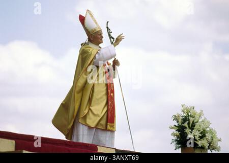 29. Mai 2003; Valle de Chalco, Mexiko; PAPST JOHANNES PAUL II. Stirbt im Alter von 84 Jahren nach Herzversagen und Atemproblemen im Vatikan am 2. April 2005. Karol Wojtyla schrieb Geschichte mit seinem Aufstieg auf die Weltbühne als erster polnischer Universalpastor der katholischen Kirche. Papst Johannes Paul II. War der 264. Papst, der erste nicht-italienische Papst seit 455 Jahren und einer der jüngsten Päpste, die jemals benannt wurden. IM BILD: Papst Johannes Paul II. Segnet die Gläubigen während einer Freiluftmesse im Valle de Chalco. Stockfoto
