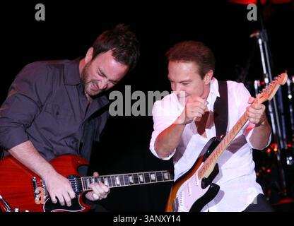 Der preisgekrönte Sänger DAVID CASSIDY, Right, tritt am Sonntag, den 8. Mai 2011 im Orleans Casino in Las Vegas, NV auf. Cassidy ist bekannt für seine Arbeit mit der The Partridge Family von ABC, zusammen mit vielen Singles und mehreren Grammy-Nominierungen. (Kreditbild: © Barry Sweet/ZUMAPRESS.com) Stockfoto