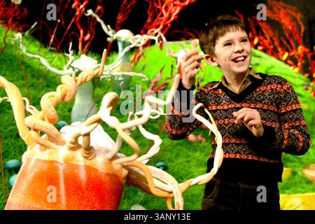 16. Juni 2005: FREDDIE HIGHMORE, als Charlie Bucket eine Handvoll Marshmallow aus der Marshmallow-Anlage nimmt. Ã’Charlie and the Chocolate Factory, Ã“. BEREITGESTELLT VON K45302ES (Foto: © Globe Photos/ZUMAPRESS.com) Stockfoto