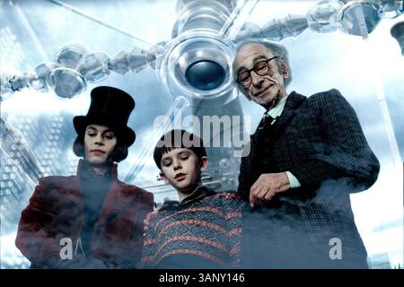 16. Juni 2005: Im großen Glasaufzug sind JOHNNY DEPP als Willy Wonka, FREDDIE HIGHMORE als Charlie Bucket und DAVID KELLY als Opa Joe zu sehen. Ã’Charlie and the Chocolate Factory, Ã“. BEREITGESTELLT VON K45302ES (Foto: © Globe Photos/ZUMAPRESS.com) Stockfoto