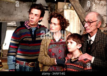 16. Juni 2005: NOAH TAYLOR als Father Bucket; HELENA BONHAM CARTER als Mother Bucket; FREDDIE HIGHMORE als Charlie Bucket und DAVID KELLY als Opa Joe. Ã’Charlie and the Chocolate Factory, Ã“. BEREITGESTELLT VON K45302ES (Foto: © Globe Photos/ZUMAPRESS.com) Stockfoto