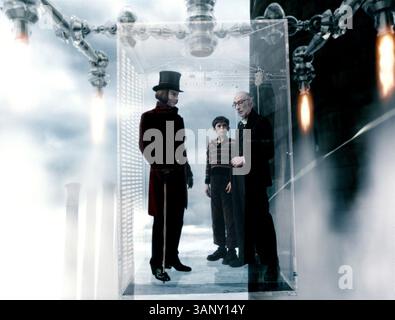16. Juni 2005: Im großen Glasaufzug sind JOHNNY DEPP als Willy Wonka, FREDDIE HIGHMORE als Charlie Bucket und DAVID KELLY als Opa Joe zu sehen. Ã’Charlie and the Chocolate Factory, Ã“. BEREITGESTELLT VON K45302ES (Foto: © Globe Photos/ZUMAPRESS.com) Stockfoto