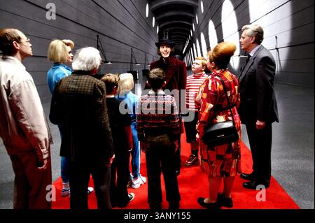 Juni 2005 - L-r: . ADAM GODLEY, MISSI PYLE, DAVID KELLY, JORDAN FRY, ANNASOPHIA ROBB, FREDDIE HIGHMORE, JOHNNY DEPP, PHILIP WIEGRATZ, FRANZISKA TROEGNER UND JAMES FOX. Ã’Charlie and the Chocolate Factory, Ã“. BEREITGESTELLT VON K45302ES (Foto: © Globe Photos/ZUMAPRESS.com) Stockfoto