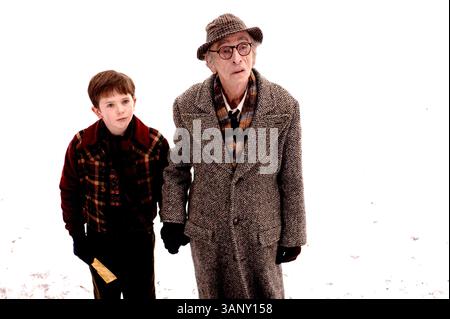 Juni 2005 - L-r: . FREDDIE HIGHMORE als Charlie Bucket und DAVID KELLY als Opa Joe. Ã’Charlie and the Chocolate Factory, Ã“. BEREITGESTELLT VON K45302ES (Foto: © Globe Photos/ZUMAPRESS.com) Stockfoto
